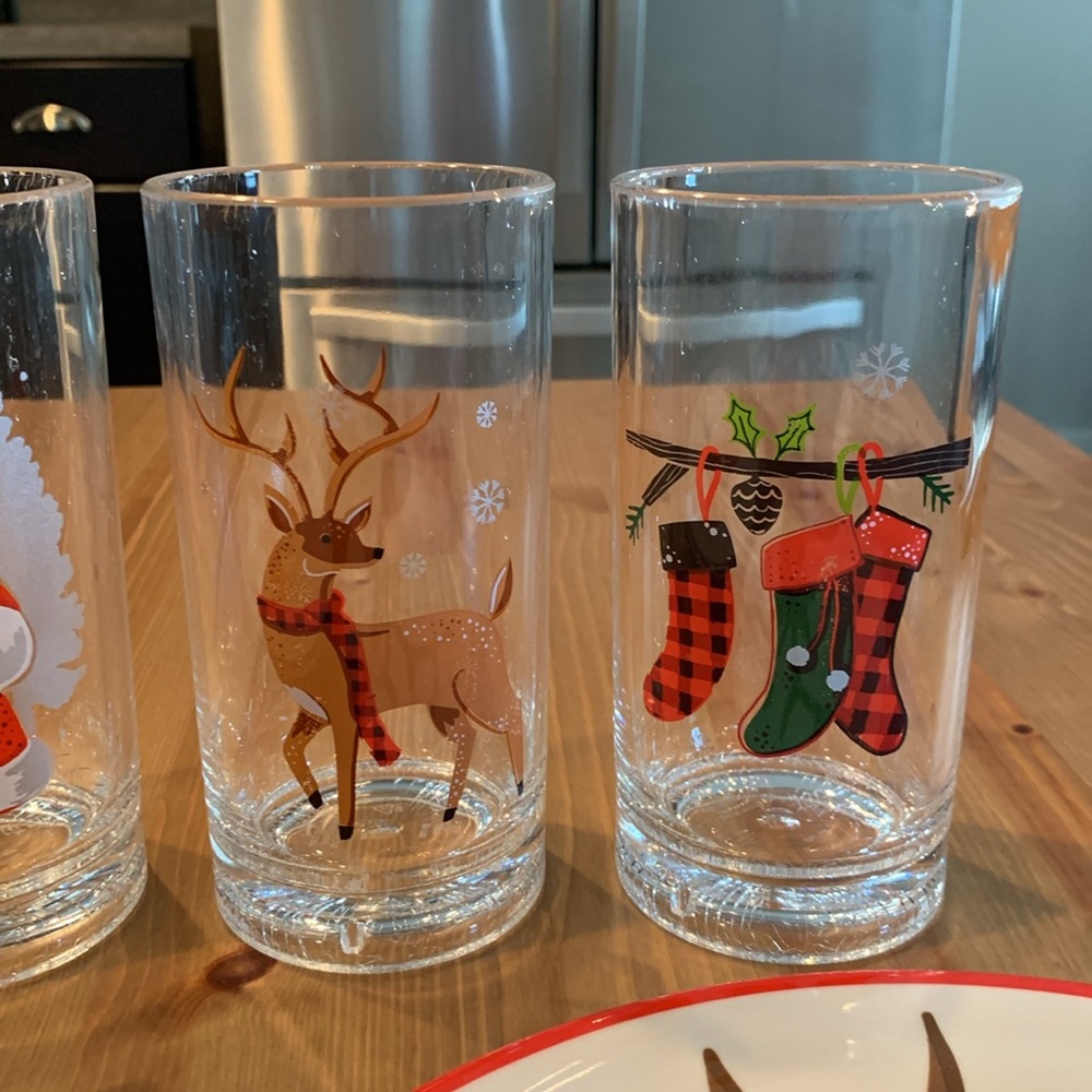 Set of 4 Christmas Plates and 4 Christmas Cups - Picture 8 of 10